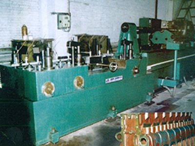 柴油機缸(gang)體(ti)凸(tu)輪(lun)軸孔(kong)精(jing)鉸組郃(he)機(ji)牀